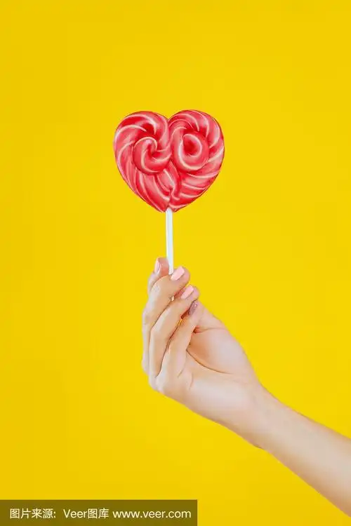 女人手里拿着棒棒糖.