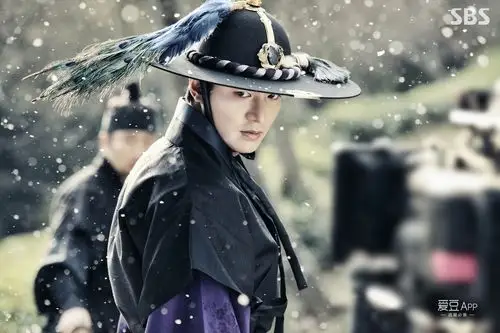 [李敏镐][新闻]161123 比寒风更凛冽的眼神 李敏镐"蓝传"意境剧照公开