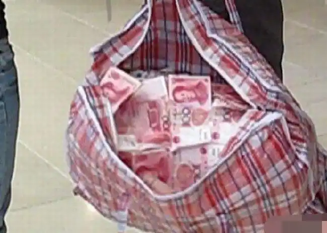 女大学生车展买车 拎出麻袋时惊呆众人