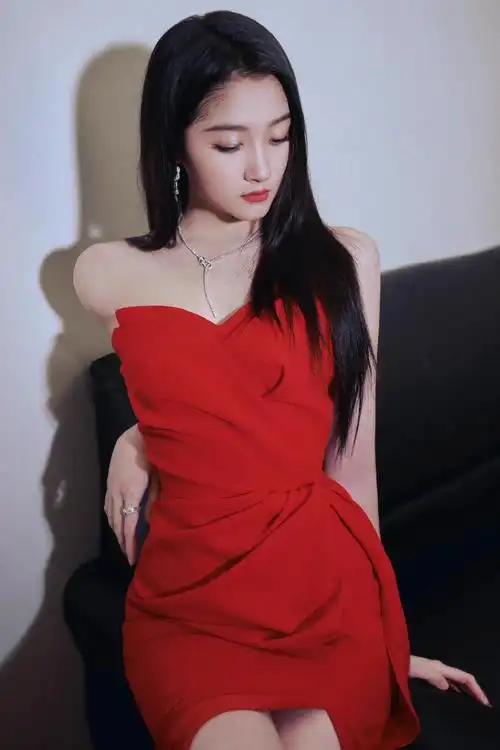 关晓彤最新美照分享,红色抹胸侧开叉修身礼服裙妩媚优雅美极啦!