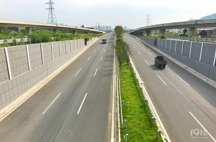 往北台州大道和内环线分道扬镳,往南 台州大道和内环线公用 至路桥四