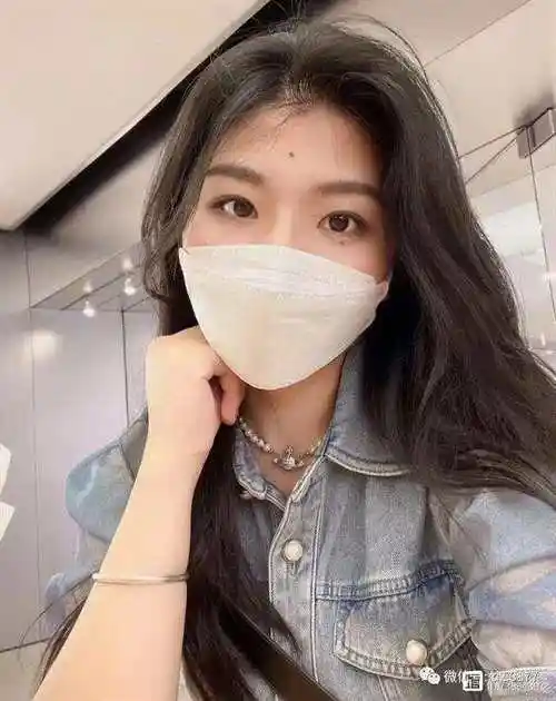 额头痣,位于额头中央或者发际线附近.