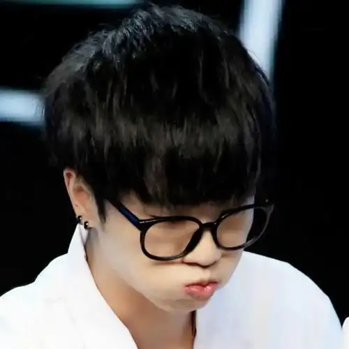 华晨宇月饼脸嘟嘴卖萌头像