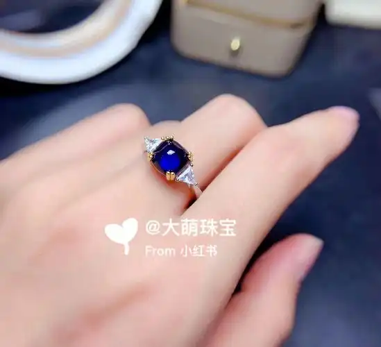 糖塔蓝宝石戒指深邃而又神秘的皇家蓝糖塔蓝宝颜色深邃,款式也是哪种