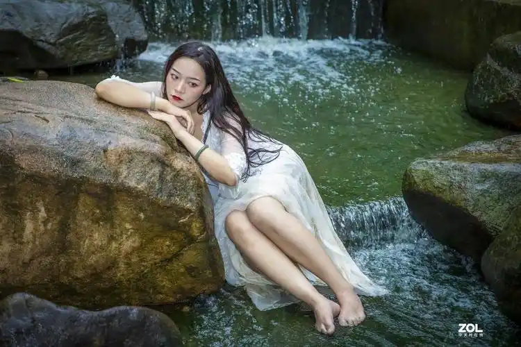 中山陵小溪流水环境人像