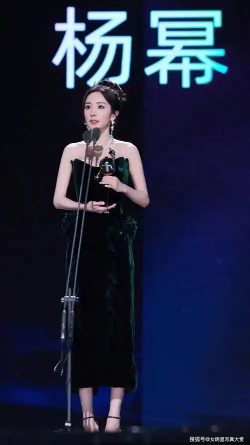 【杨幂写真美图】黑色抹胸裙,柔美绽放,爱奇艺尖叫之夜_阳光_礁石