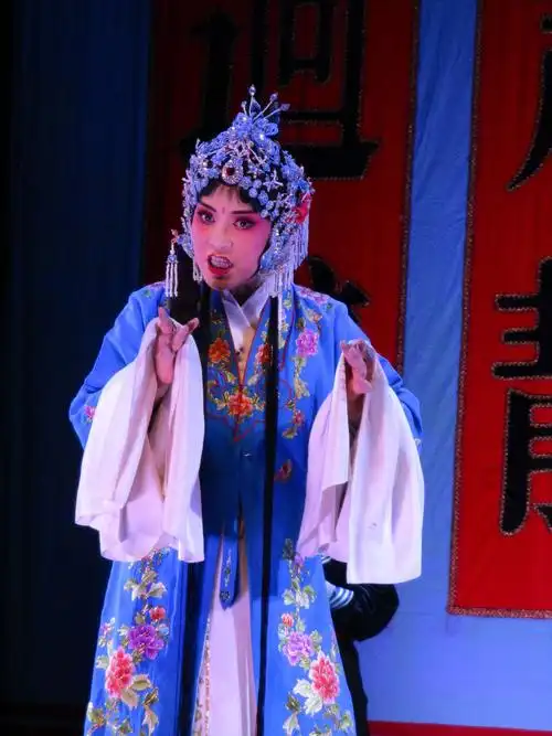 曲剧《陈三两》