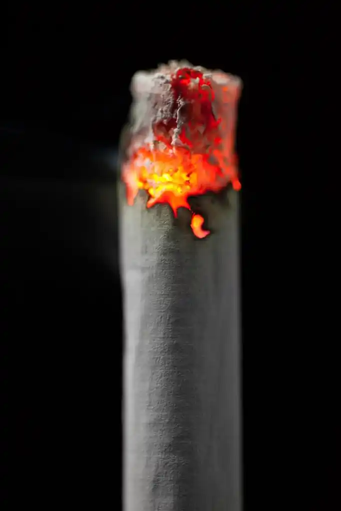 燃烧的香烟,在黑色背景上焚烧香烟