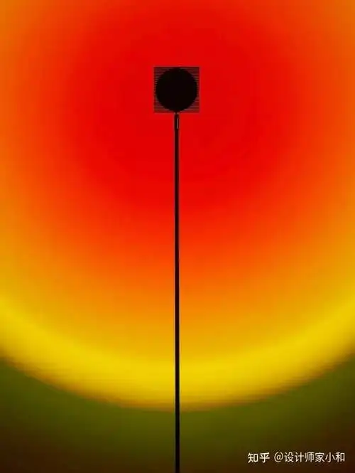 它的照明效果酷似夕阳西下的日落光晕,所以国内称它为 "落日灯"