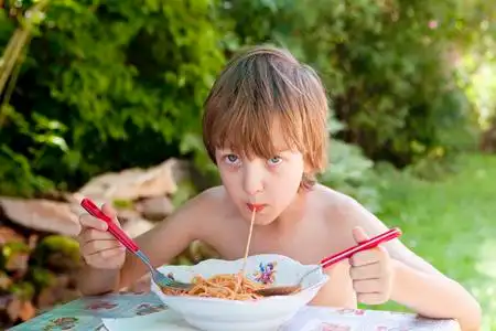夏天光膀子男孩图片