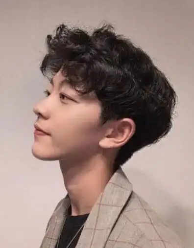 2022男士短发烫发发型,特别的阳光的短发发型