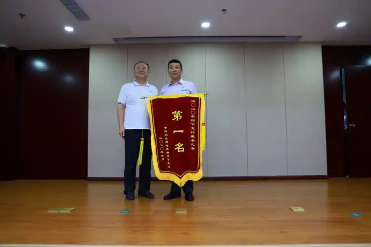 唐总为历山路支行颁发晨会比赛第一名锦旗