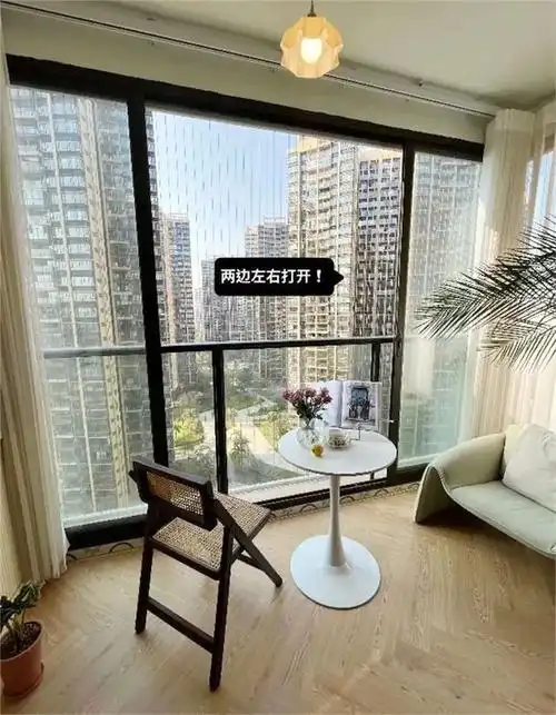 将阳台打通之后,坐在客厅瞟到阳台晒的衣服内衣,非常尴尬.