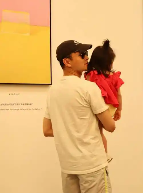 王彦霖陪妻女追星易烊千玺,艾佳妮牵手老公撒娇超甜蜜