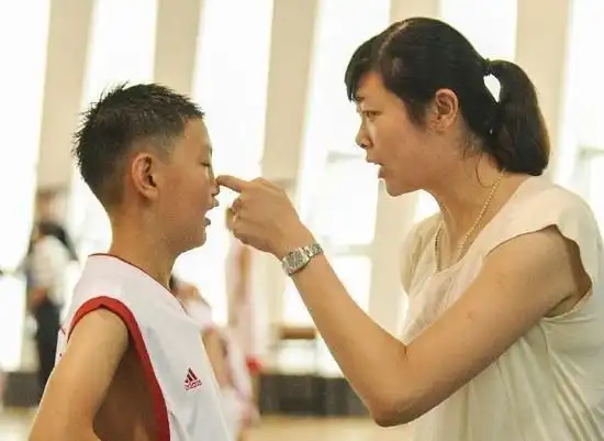 李楠妻子戴珉督促李禄曈训练(资料图)