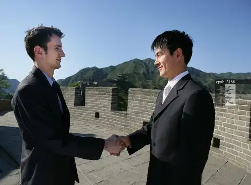 图片标题:     两位中外商务人士在长城上握手 图片编号:     cpmh