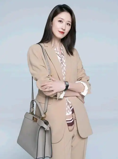 就喜欢大美女张雯着职业装的样子