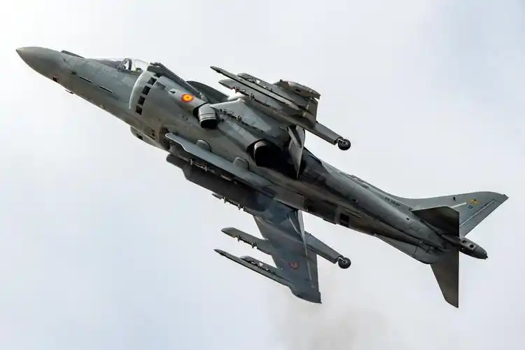 av8b垂直起降战斗机西班牙海军航空兵