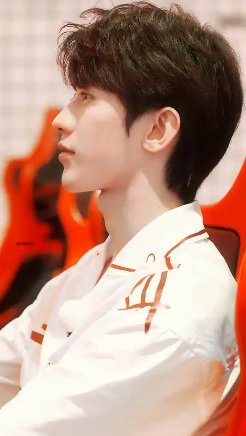 完美侧颜,我爱了 蔡徐坤