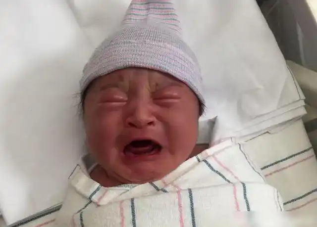 宝宝刚生下来就对妈妈笑,护士反手就是一巴掌,宝妈连连道谢|娟子|婴儿