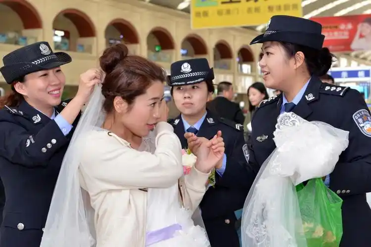 静默,白色的和谐号动车徐徐驶出,一闪一闪的肩灯镶嵌在藏蓝色的警服上