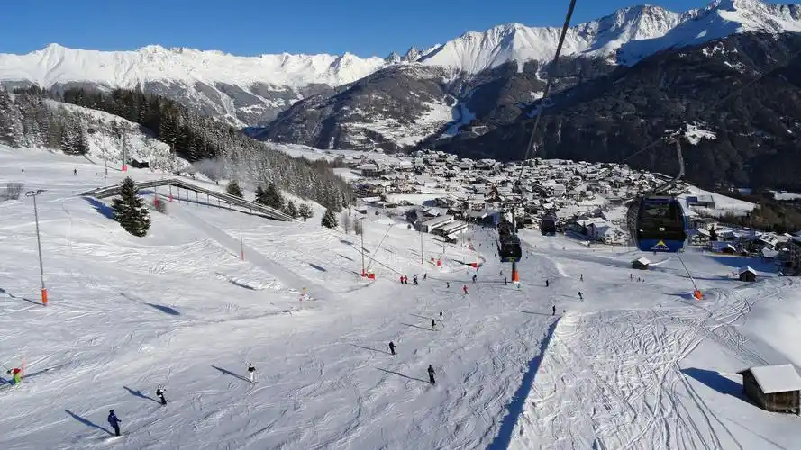 冬季滑雪场滑雪图片,桌面背景图片,高清桌面壁纸下载 第6张