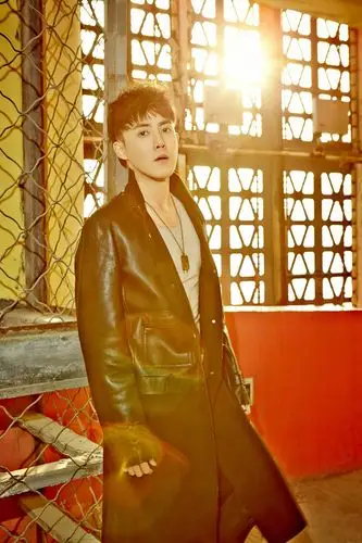 张睿最新大片曝光 皮衣酷帅气场全开