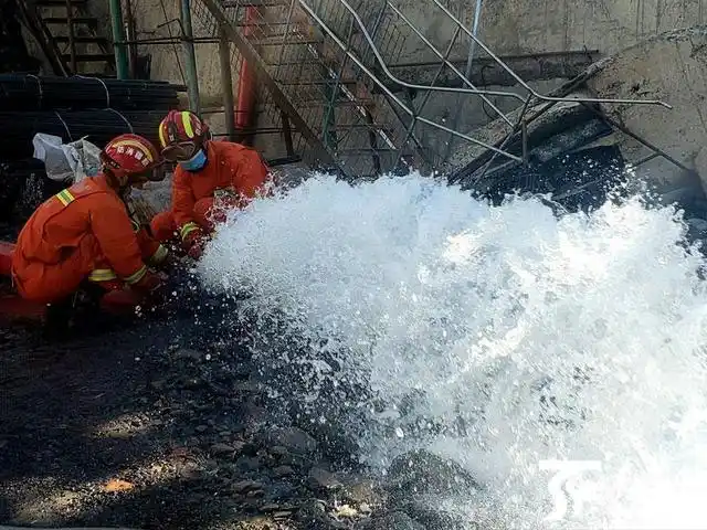 新疆透水事故煤矿第一台打孔点动工排水能力提升7倍 救援进度不断加快