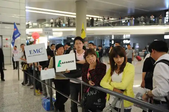 拉法基在机场出口安排接站