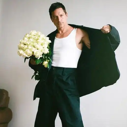 simon rex 是一名美国知名的演员,1974年7月20日出生于加利福尼亚州的