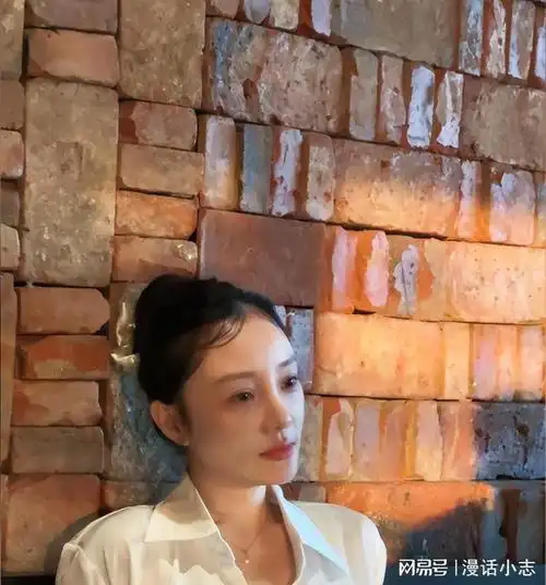 李小璐发视频疑内涵pgone穿着时尚眼神撩人额头发际线太抢眼