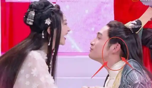 景甜张彬彬做仰卧起坐吻,张彬彬耳朵暴露心思,说不是爱情我不信_示范