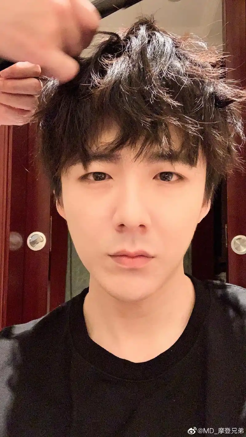 刘宇宁清晨晒帅气自拍你的炸毛刘已上线