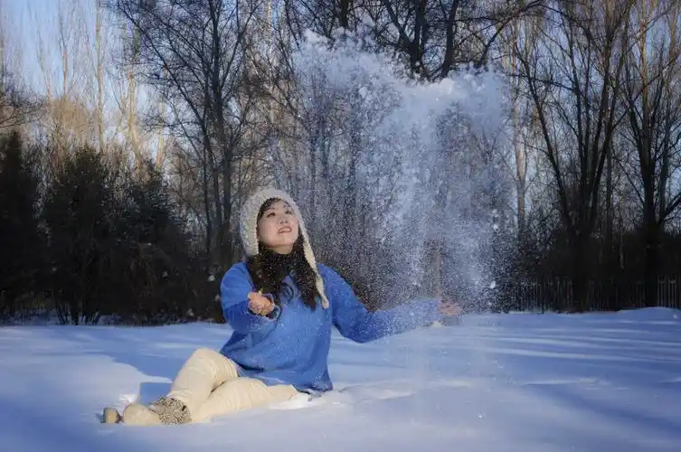 晶莹的小雪花落在我的手掌心上,看上去是透明的,慢慢地,它融化了.