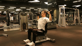 拳星课堂坐姿哑铃推肩帮你练出完美南瓜肩