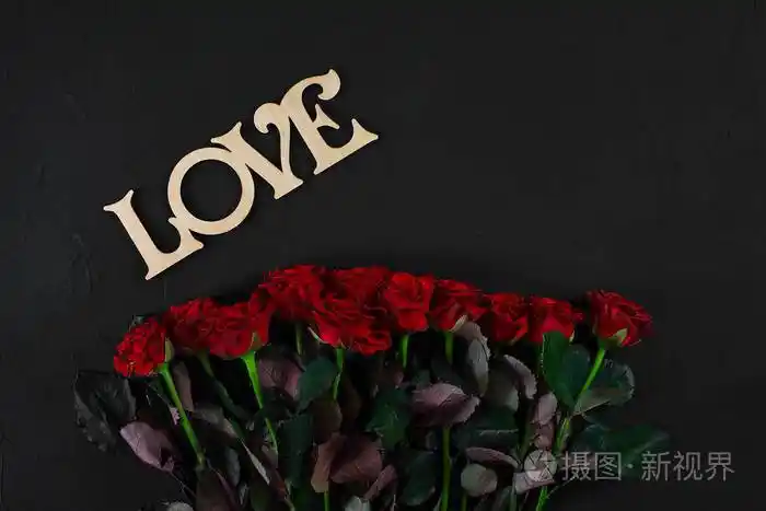 红色玫瑰花与木字的爱在黑色背景