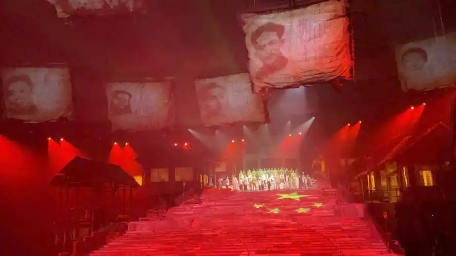 高科技手段重新演绎红岩经典_舞台剧_故事_观众