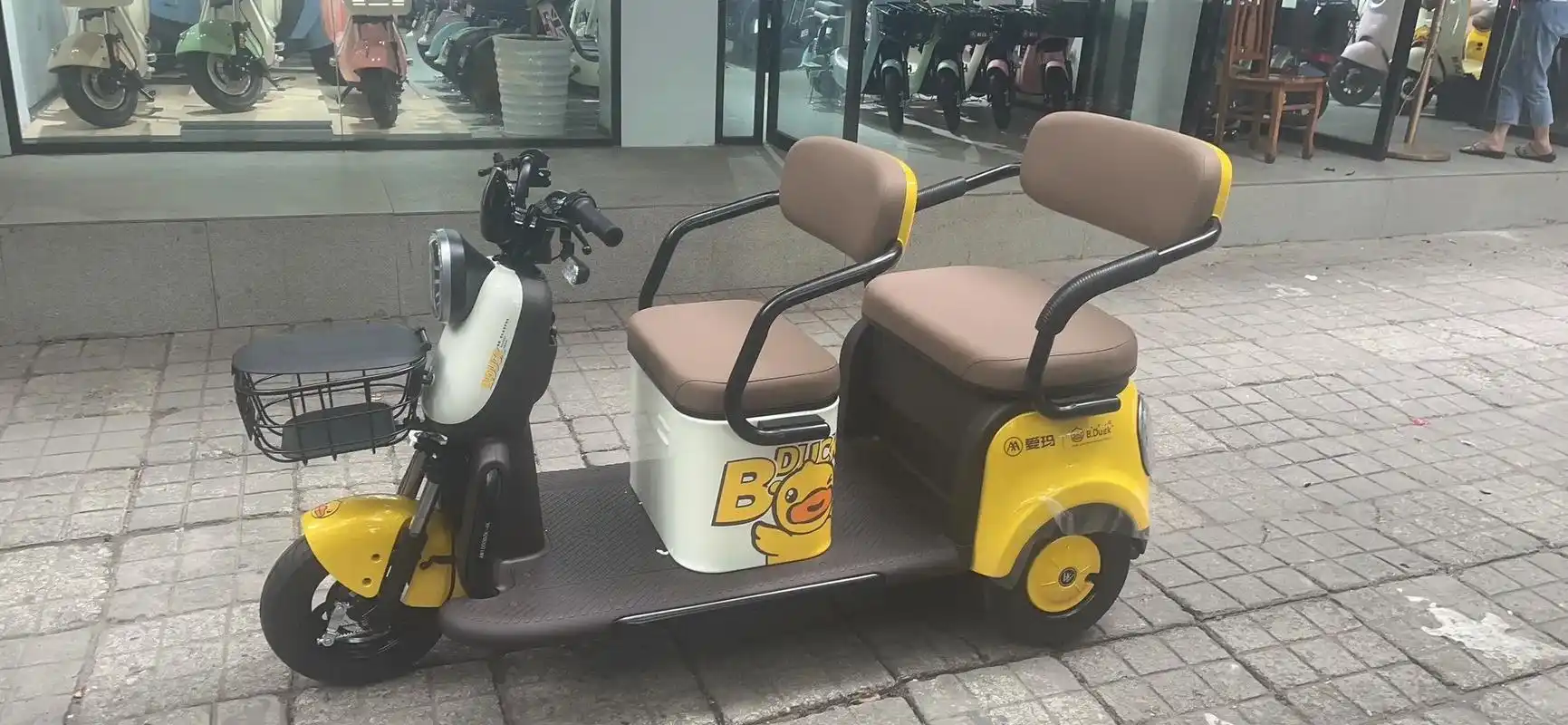 爱玛双排星空小黄鸭三轮车 虽然说现在交通工具非常发达,出行时 - 抖