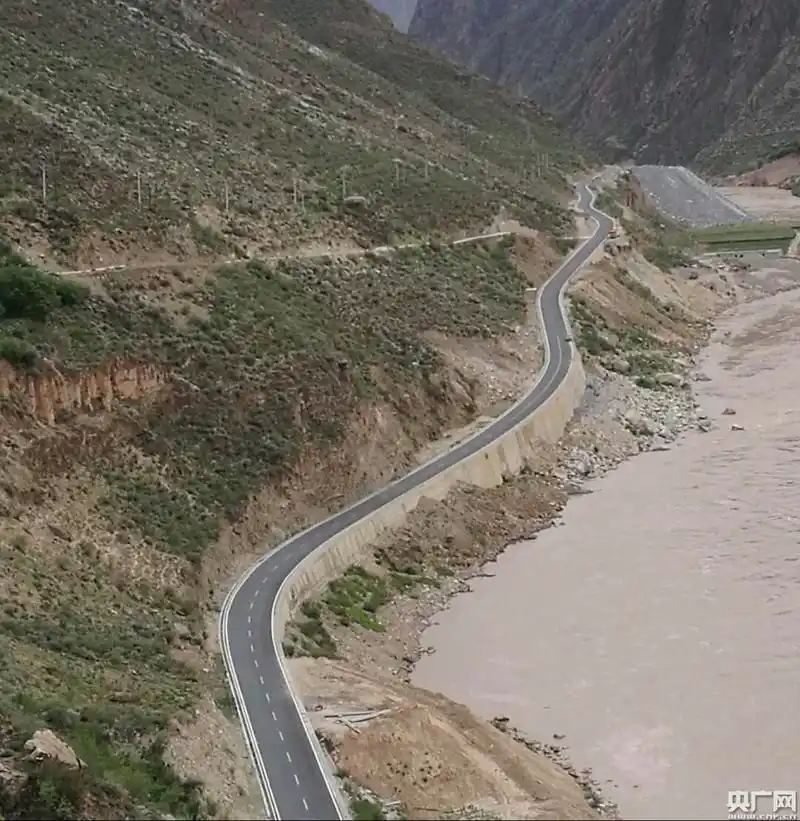 【央广网·视听四川】国道215线项目绒岔绒隧道顺利贯通