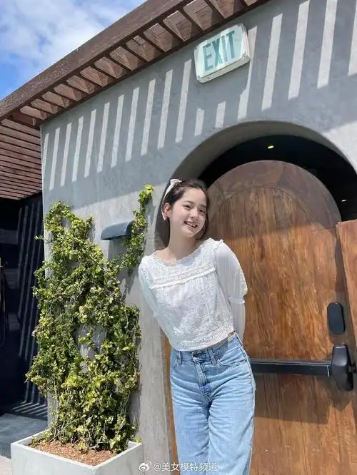 欧阳娜娜写真释出俏皮可爱清新穿搭配上复古皮靴时尚大气