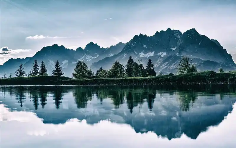 平静秀丽的湖泊风景高清桌面壁纸