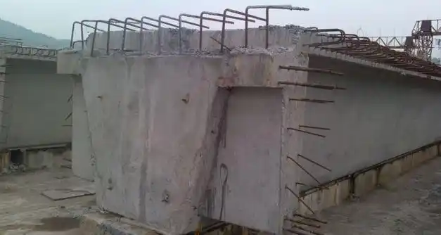 连续箱梁联端设置80,160型两种,160型伸缩缝需预留槽口.