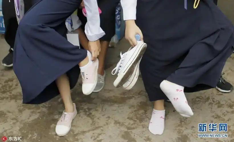 柬埔寨教育部严厉打击考试作弊 考生遭脱鞋检查(组图)