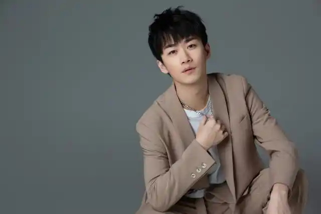 不求人是个娱乐主播?没技术怎么把排位敌人打得跟表演一样