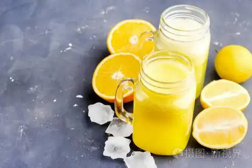 在罐子里的新鲜柑橘汁