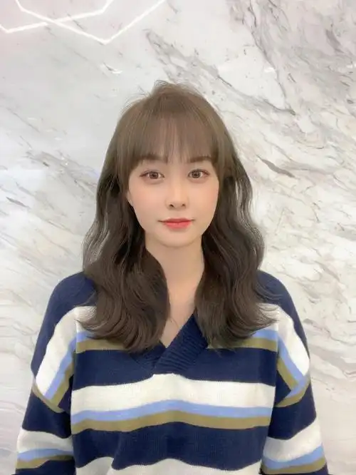 发际线高的妹子发型来啦