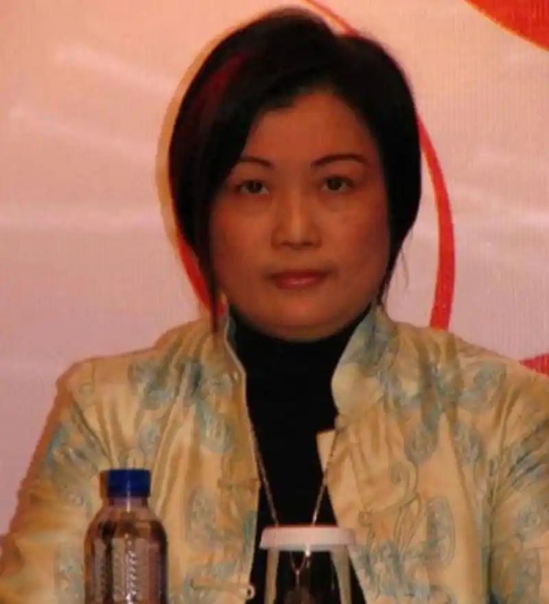 回顾王京花嫁给演员董志华结婚30年被宠成宝影帝儿子是她骄傲