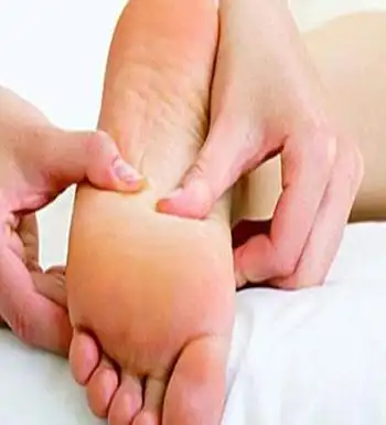 手上的劳宫是心包经的穴位,握拳屈指时中指指尖在手心上抵住的位置就