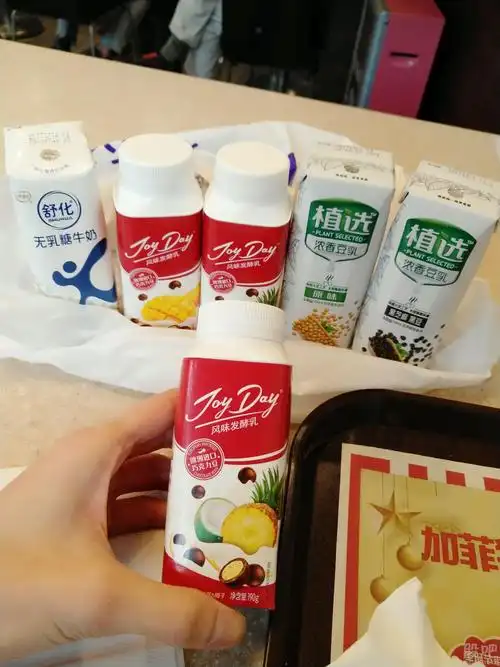 手上这款凤梨味酸奶好喝到爆.超越畅轻.