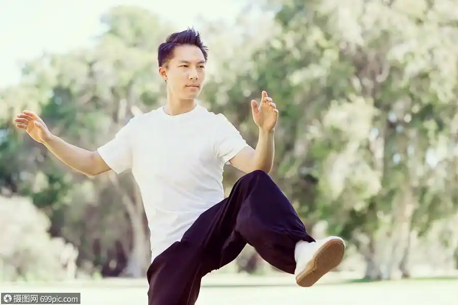 练泰国气的帅哥夏天公园里练泰拳的帅哥训练谐
